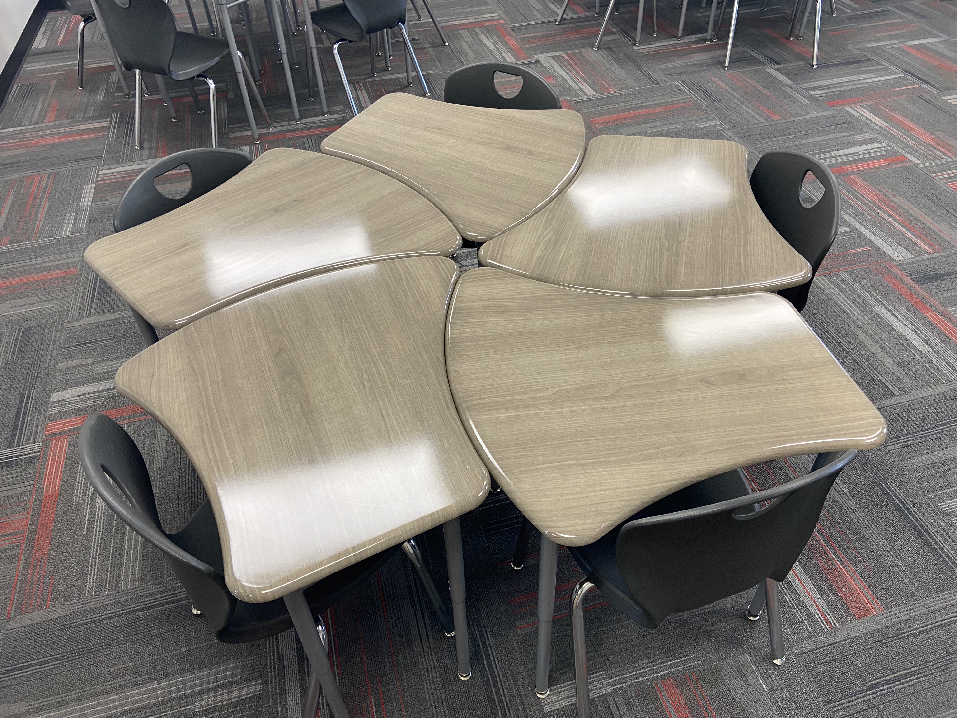 5 classroom desks that come together to form a collaborative desk space